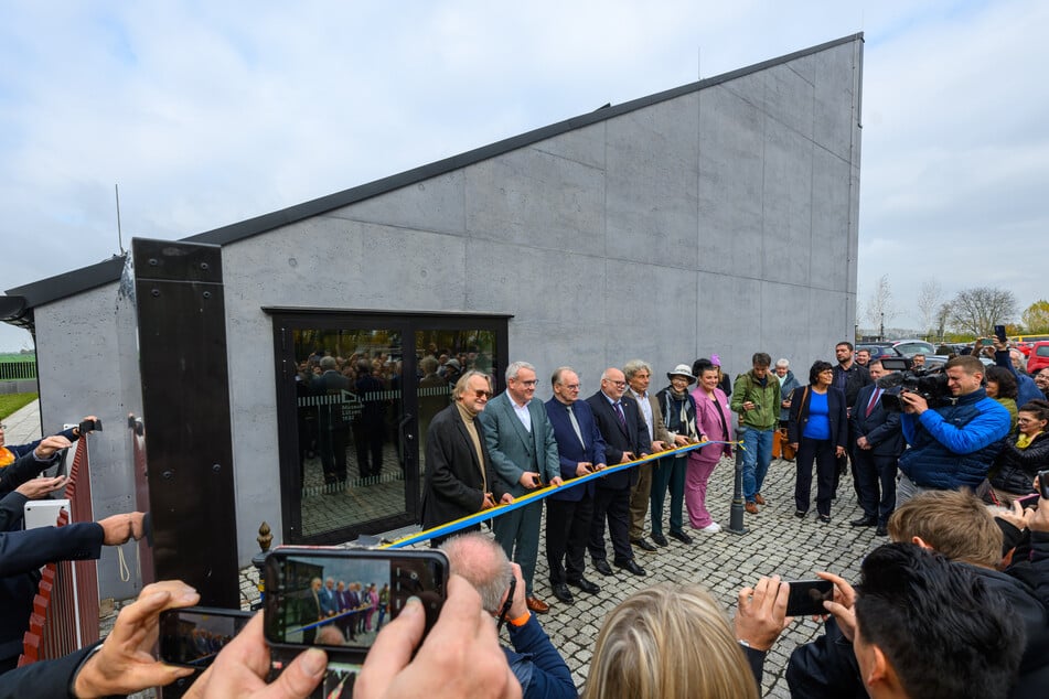 Harald Meller (64, v.l.), Landesarchäologe von Sachsen-Anhalt, Götz Ulrich (55, CDU), Landrat des Burgenlandkreises und Sachsen-Anhalts Ministerpräsident Reiner Haseloff (70, CDU) schneiden mit weiteren Teilnehmern bei der Eröffnung des "Museum Lützen 1632" das Band durch.