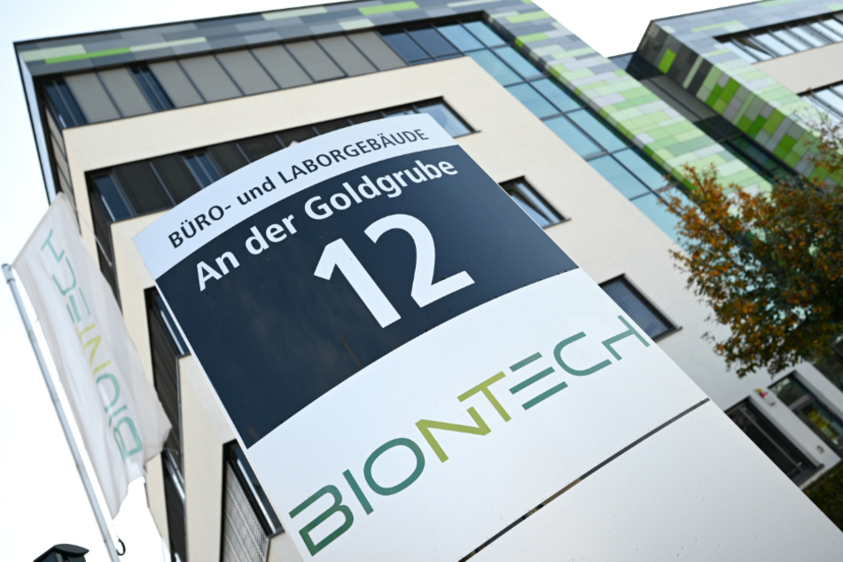 Das Logo des Biotechnologie-Unternehmens «BioNTech» ist an einer Stele vor der Unternehmenszentrale angebracht.