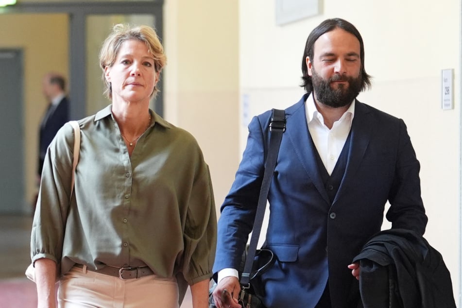 Steakhouse-Erbin Christina Block mit ihrem Anwalt Ingo Bott auf dem Weg zum Verhandlungssaal.