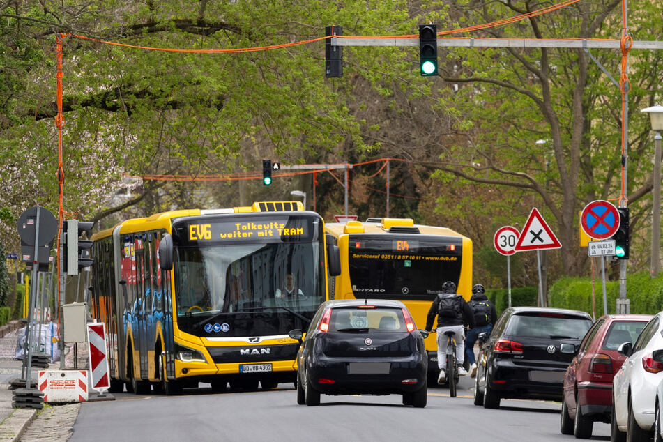 Frisst Zeit und Nerven: Auf engen Umleitungsstrecken wie der Steirischen Straße gerät der Verkehr ins Stocken.