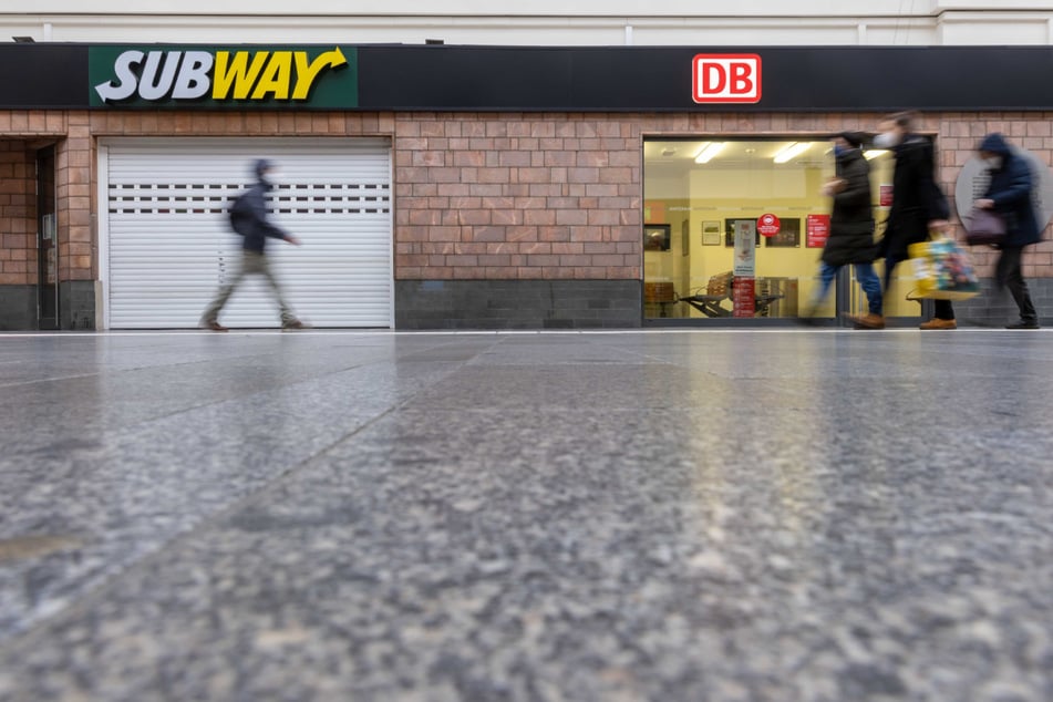 Nicht nur bei Subway sind die Schotten dicht: Viele Läden in der Bahnhofshalle verkürzten die Öffnungszeiten oder zogen aus.