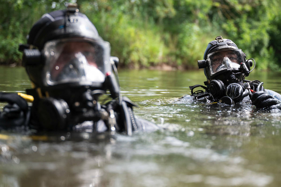 Polizeitaucher bei der Arbeit. Taucher der Polizei haben am Dienstag den Oberuckersee nordöstlich von Berlin nach fünf Leichen abgesucht. (Symbolfoto)