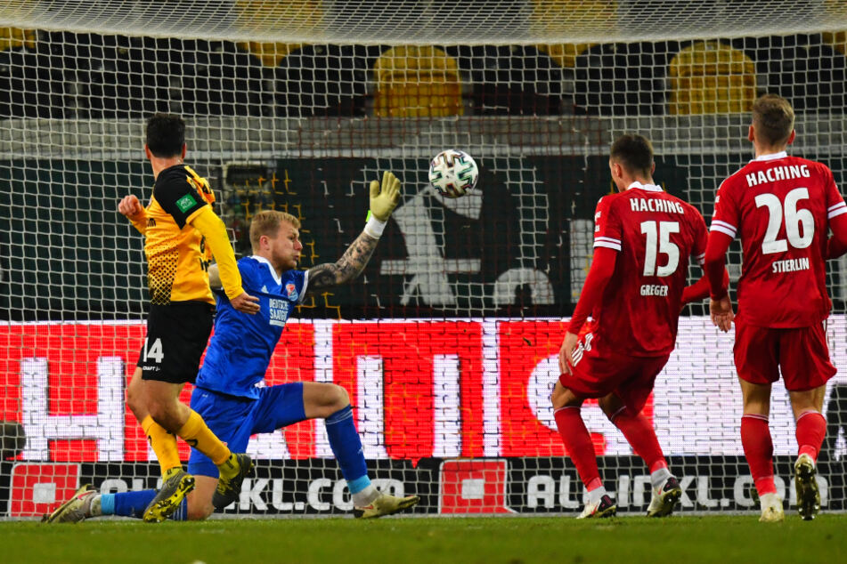 Stürmer Philipp Hosiner (l.) erzielt in dieser Szene das 2:0 für Dynamo.