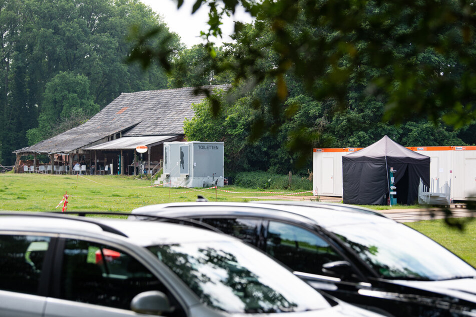 Rückansicht des Gebäudes in dem der Fernsehsender RTL das "Sommerhaus der Stars" drehen wird.