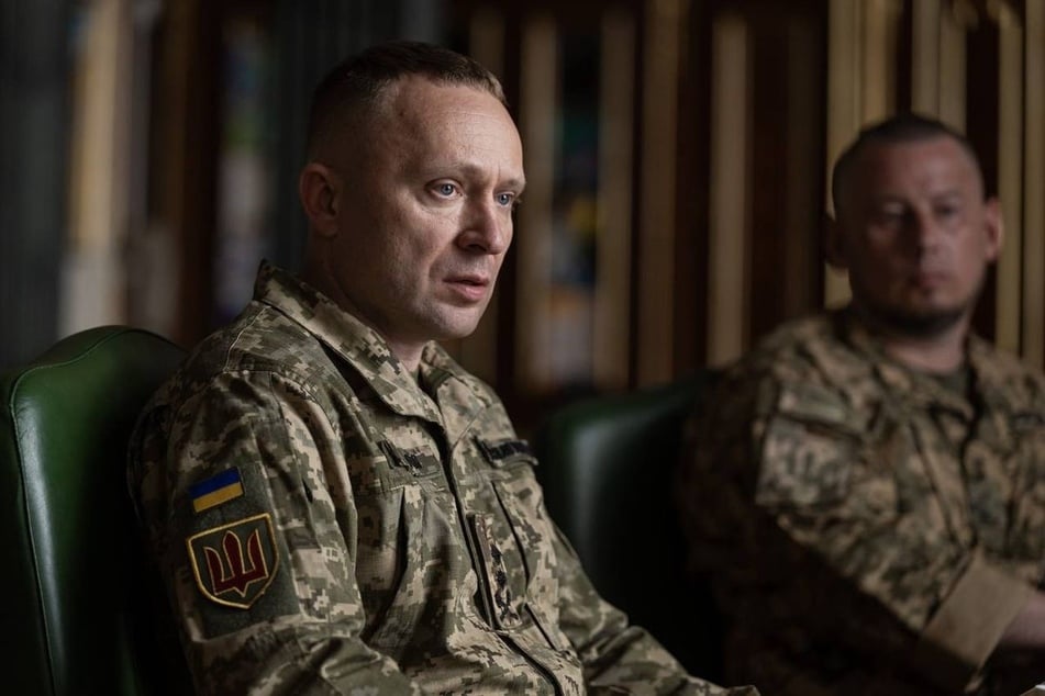 Die Demonstranten in der Ukraine erringen einen Erfolg: Präsident Selenskyj trennt sich von seinem alten Armeechef. Der Neue gilt als Offizier, der seine Soldaten schützt.