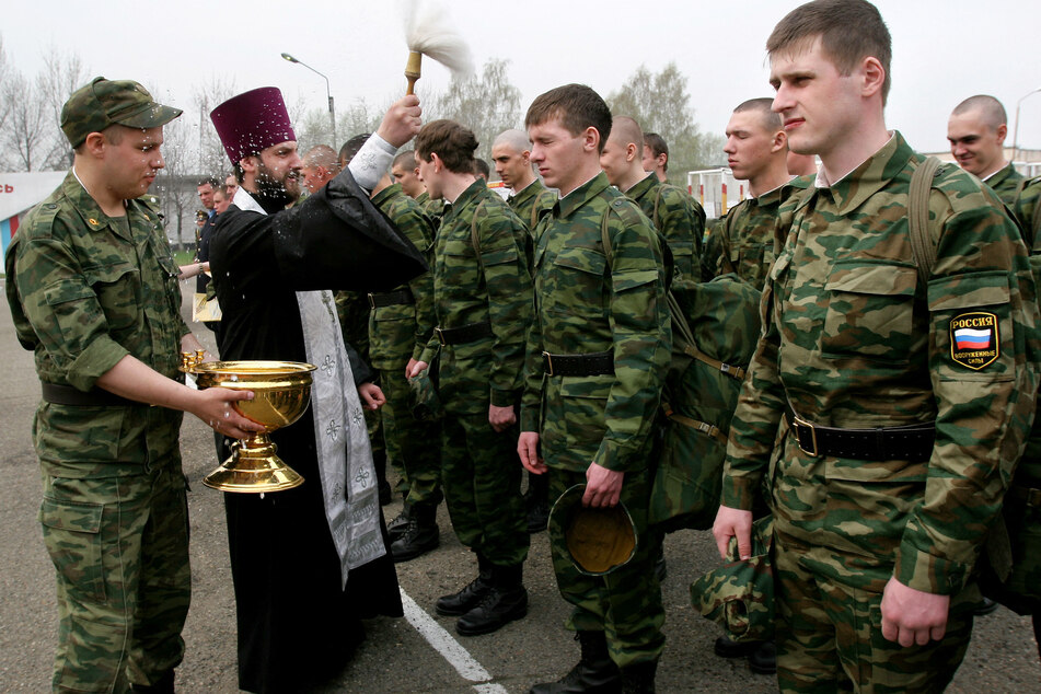 Ein Priester der russisch-orthodoxen Kirche segnet neue Rekruten. (Symbolbild)