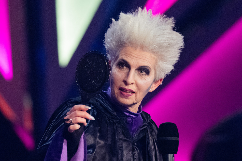 Marie-Agnes Strack-Zimmermann (64, FDP) hält bei der Verleihung des "Ordens wider den tierischen Ernst" des Aachener Karnevalsvereins (AKV) eine Rede und verweist nach der Kritik auf den Charakter der Karnevals-"Büttenreden".