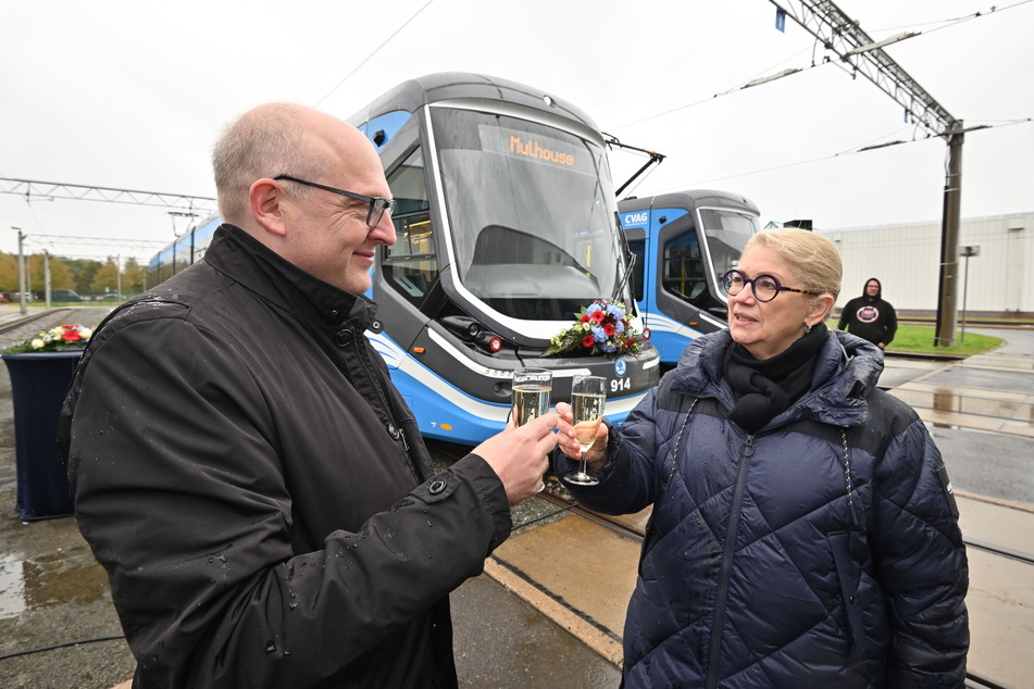 Chemnitz: Partnerstadt Mulhouse rattert jetzt als Straßenbahn durch Chemnitz