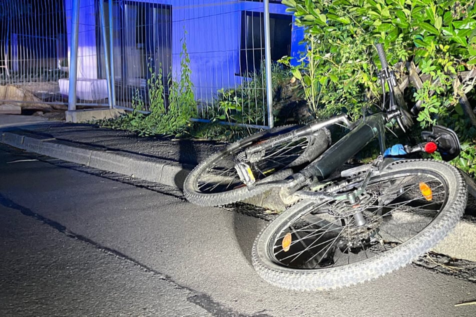 E-Bike-Fahrer verliert Kontrolle und knallt in Zaun - Notarzt muss anrücken