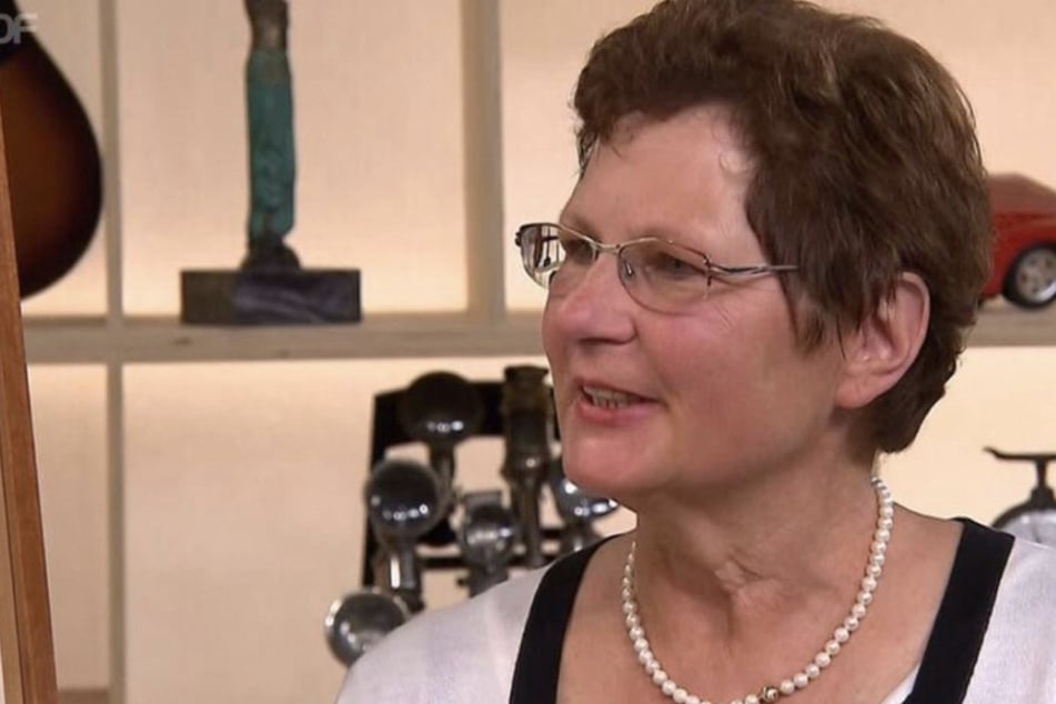 Edith Ribinski (61) aus Bad Abbach möchte bei "Bares für Rares" ein Gemälde verkaufen, welches sie von einem ehemaligen Mieter bekommen hat.