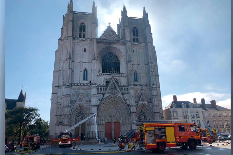 Einsatzkräfte der Feuerwehr vor der französischen Kathedrale.