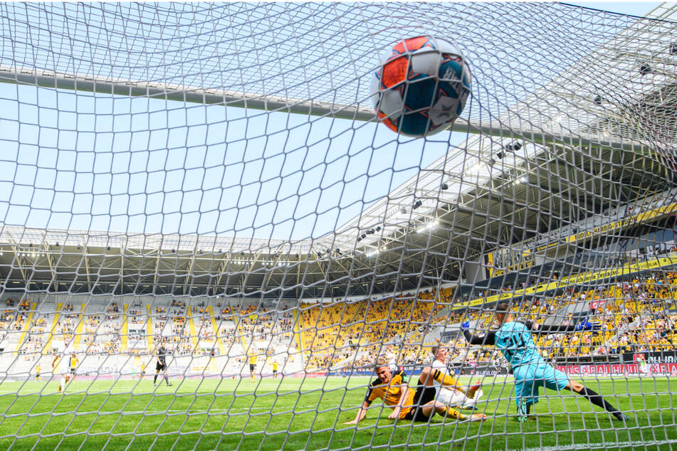 Da zappelt der Ball im Netz! Christoph Daferner (23, u., l.) hat gerade zum 1:0 getroffen.