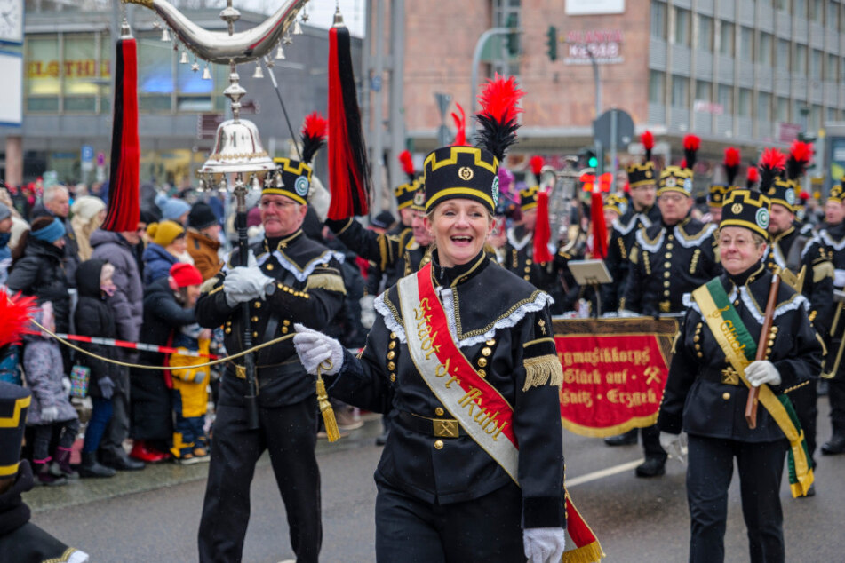 Ein wahrer Hingucker im Advent: Traditionell eröffnete Chemnitz den Reigen der Bergparaden.