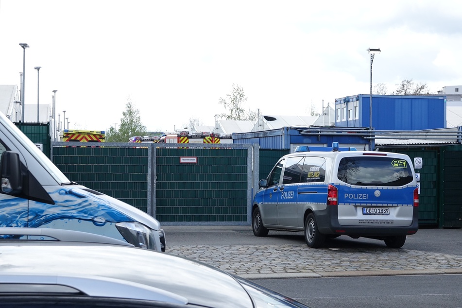 Einsatzwagen der Dresdner Polizei vor den Toren der Flüchtlingsunterkunft.