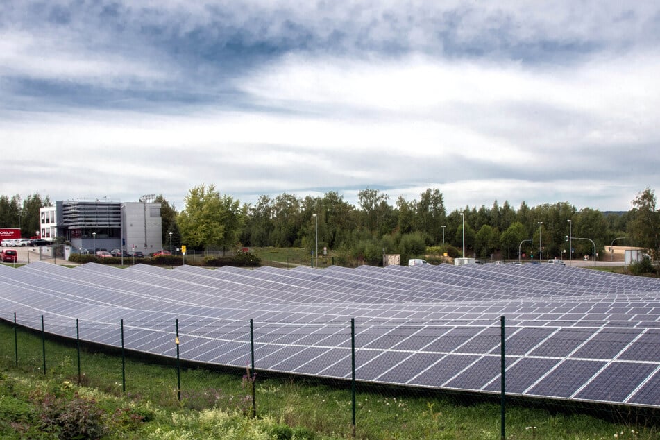 Solaranlagen wie hier an der Neefestraße liefern Ökostrom - wie Chemnitz den weiteren Ausbau auf Freiflächen regeln will, ist weiter unklar.