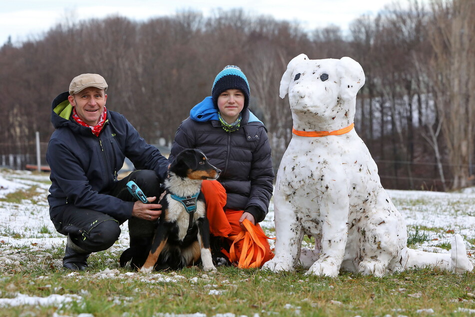 Zwei Stunden arbeiteten Dieter Scholz und Sohn Elias an ihrem Schnee-Wuffi.
