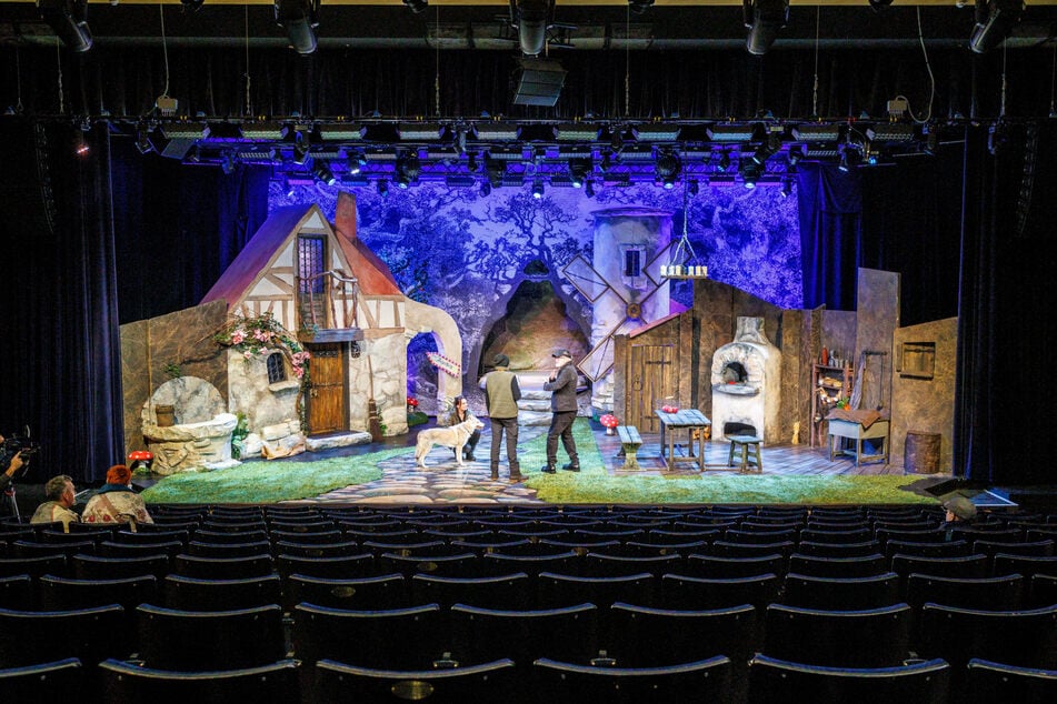 Blick auf das Bühnenbild der Inszenierung "Gebrüder Grimm - Am Anfang aller Märchen".