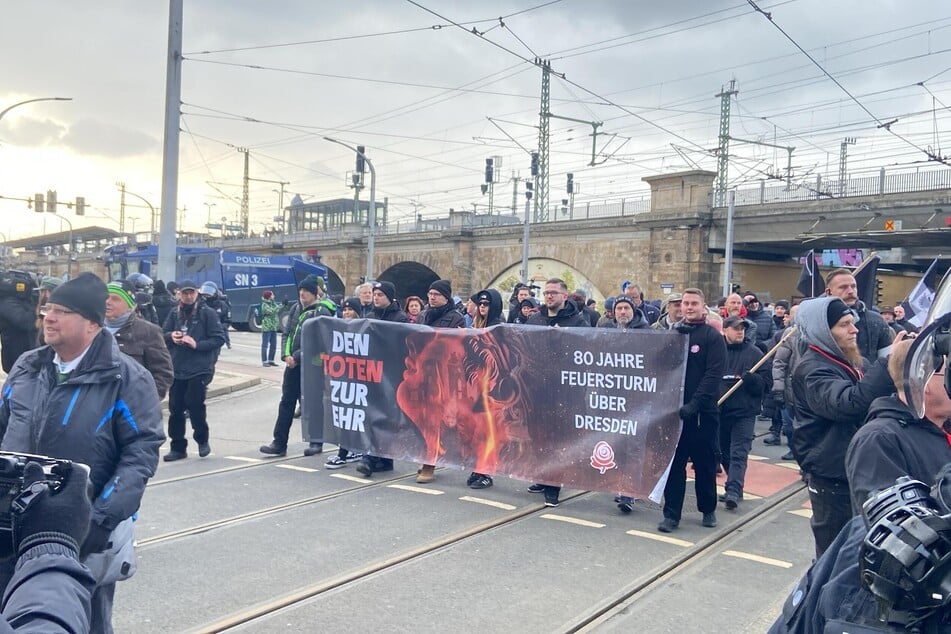 Rund 1200 "Trauermarsch"-Teilnehmer laufen zur Ostra-Allee.