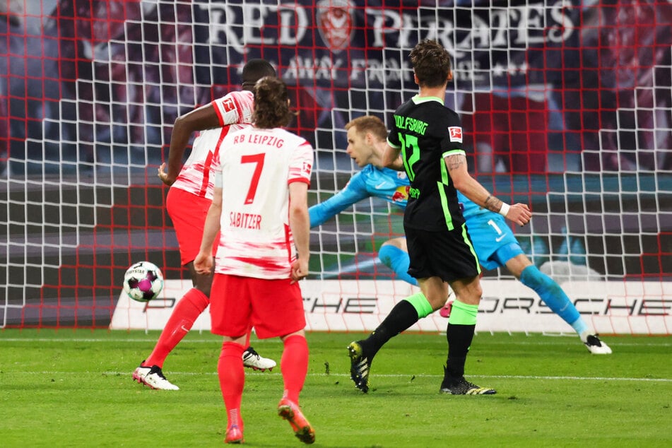 Maximilian Philipp (2.v.r.) war vor RB-Verteidiger Ibrahima Konate (l.) am Ball und schoss ihn zum 2:0 für den VfL Wolfsburg über die Linie.