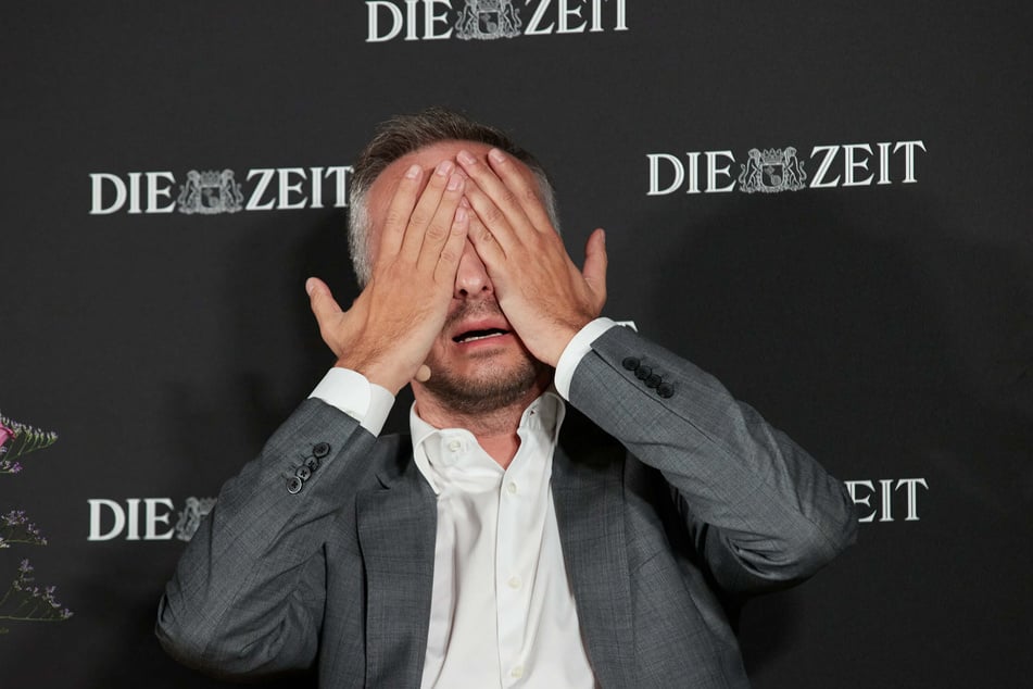 Jan Böhmermann (40) hält sich beide Hände vors Gesicht.