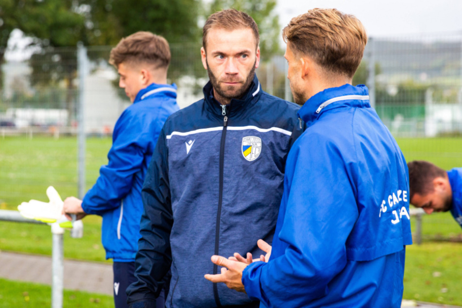 Andreas Patz (M.) im Gespräch mit Kapitän Maximilian Oesterhelweg (31, r.). Der bisherige U19-Coach hat die Profimannschaft vom beurlaubten Dirk Kunert übernommen.