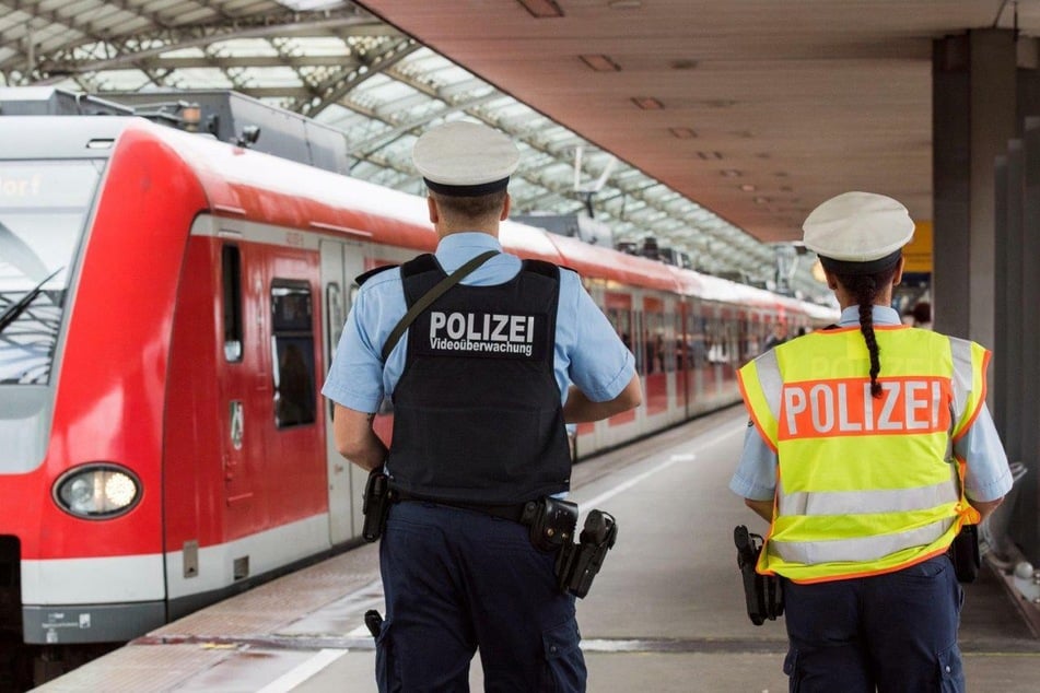 Die Bundespolizei nahm am Mittwoch einen Schwarzfahrer in Köln fest und fand Waffen bei ihm.