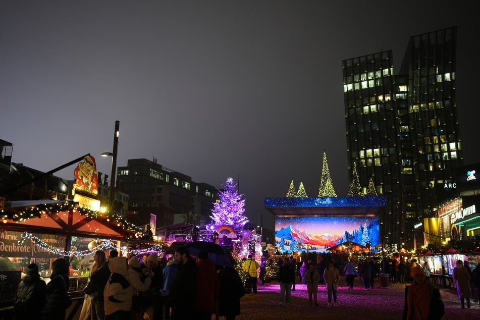 Das Winterdeck auf der Bühne des Spielbudenplatzes ist Teil vom Weihnachtsmarkt "Santa Pauli". (Archivfoto)