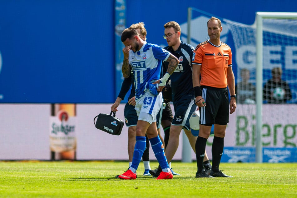 Hoffnungsträger Leon Dajaku (25) musste mit schmerzverzerrtem Gesicht gegen Gladbach den Platz verlassen.