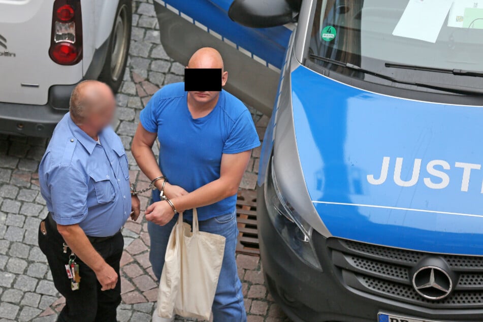 Oto V. (41) wurde aus der JVA Dresden zum Prozess nach Zwickau gebracht.