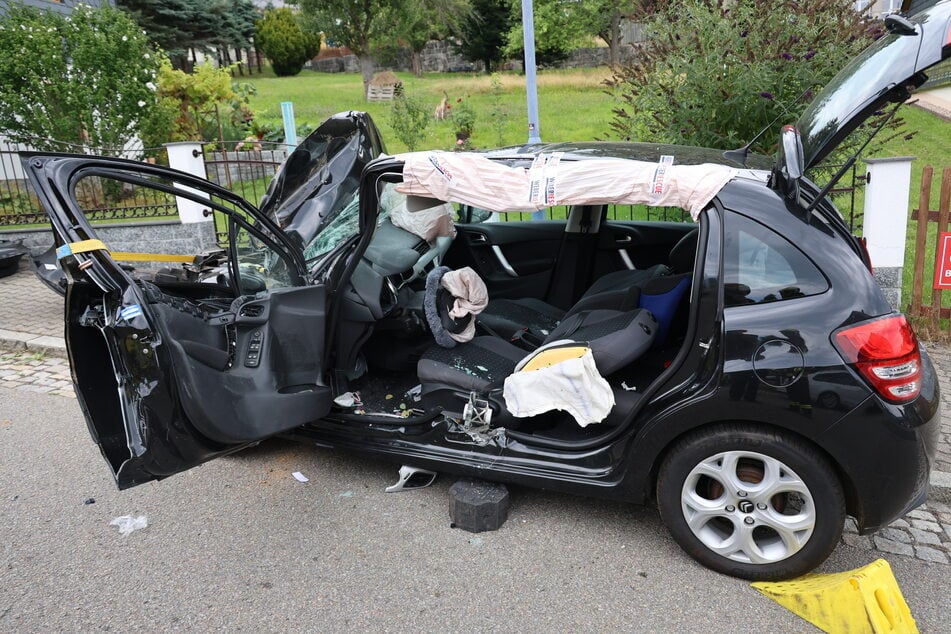 Aus dem Citroën musste die Feuerwehr eine Person befreien.