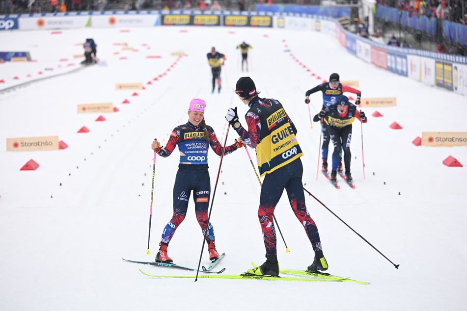 Carina Edlingerová (27, l.) mit ihrem Guide bei der Para-WM in Trondheim. Die Wintersportlerin leidet an der Erbkrankheit Morbus Stargardt, wodurch sich ihr Sehvermögen im Laufe ihres Lebens auf inzwischen rund 2 Prozent reduziert hat.