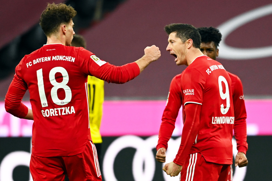 Dreierpacker! Robert Lewandowski (2.v.r.) und 3:2-Torschütze Leon Goretzka (l.) durften am Ende einen hart erkämpften Sieg des FC Bayern München bejubeln.