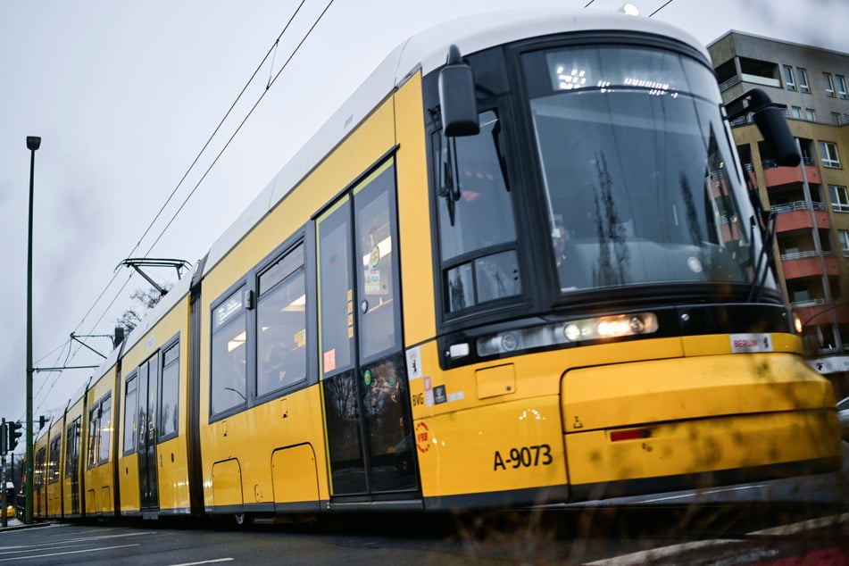 Damit die Oberleitungen wieder nicht gefrieren, ist die Tram ohne Fahrgäste im Einsatz.