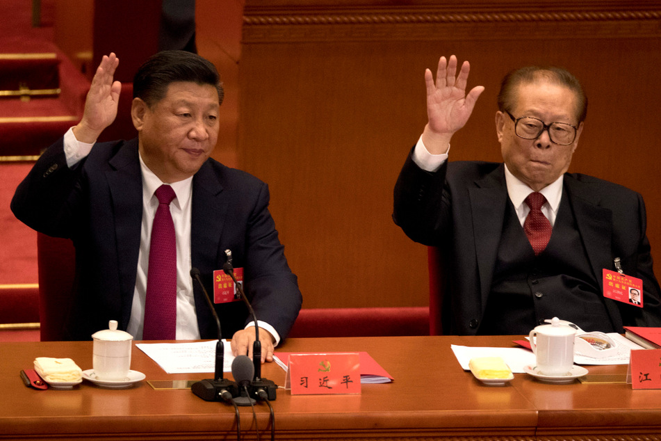 Jiang Zemin (rechts) neben dem chinesischen Staats- und Parteichef Xi Jinping bei einer Abstimmung im Jahr 2017. (Archivbild)