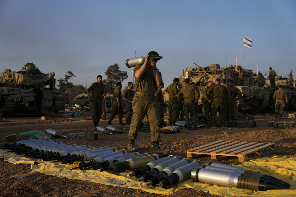 Israelische Soldaten laden im Süden Israels nahe der Grenze zum Gazastreifen Granaten auf einen Panzer. Nach eigenen Angaben tötete die israelische Armee einen Kommandeur der Hamas.