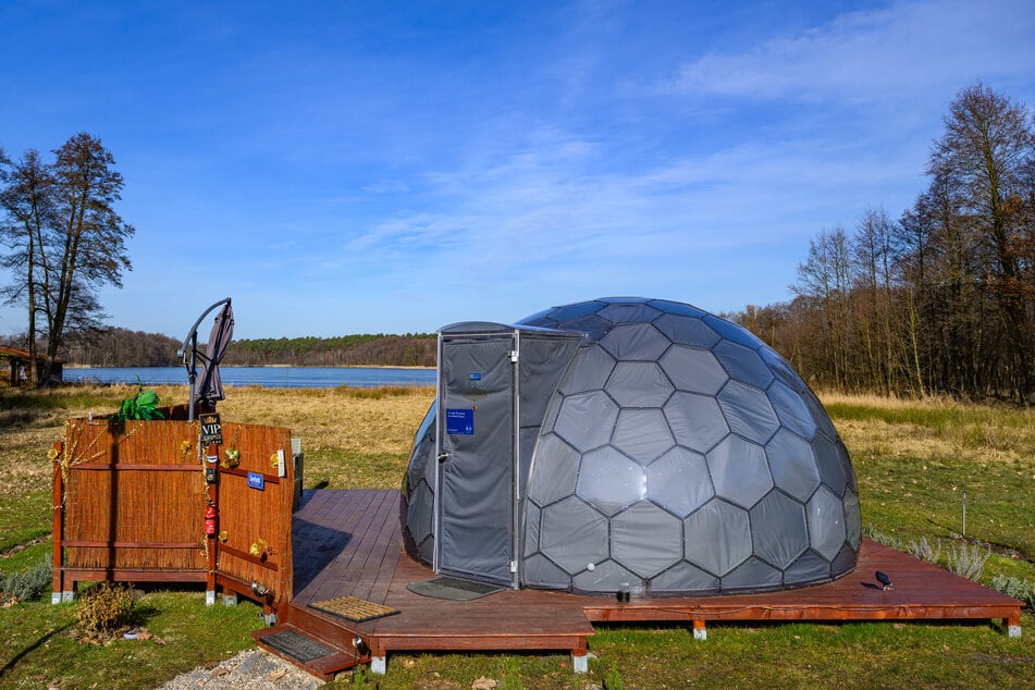 Ein Iglu in Götschendorf bietet Glamping-Erfahrung, die von Klosterbrüdern angeboten wird.