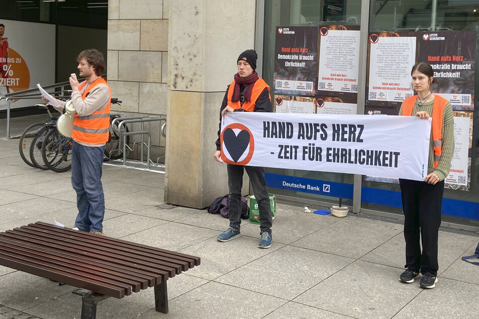 Dresden: "Letzte Generation" plakatiert Deutsche Bank auf der Prager Straße
