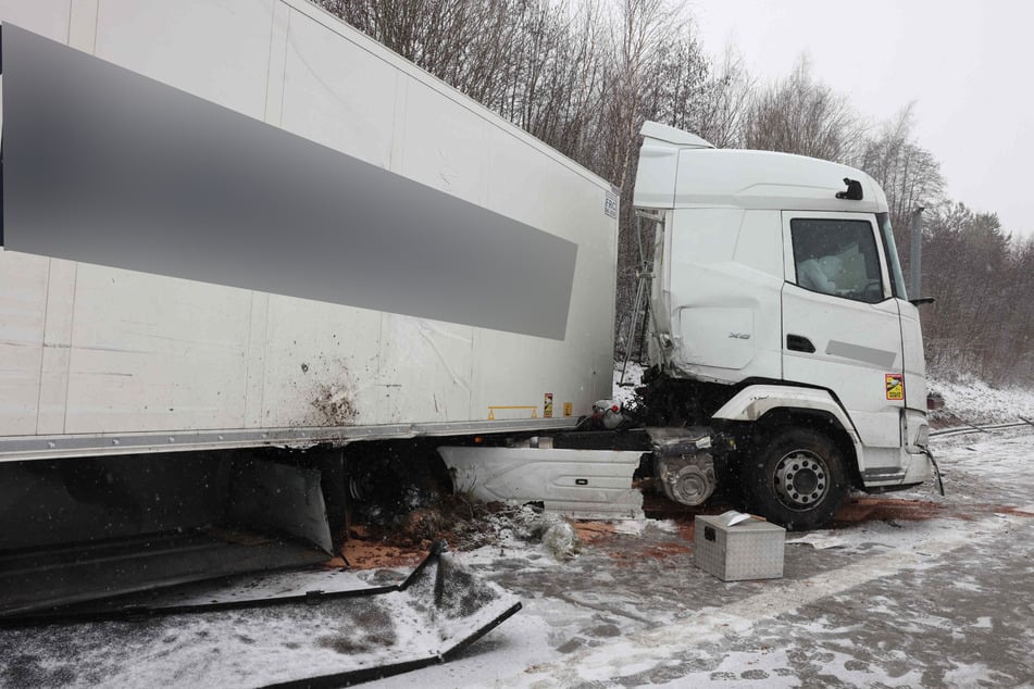 Der Laster war ins Rutschen geraten und donnerte gegen die Leitplanke.