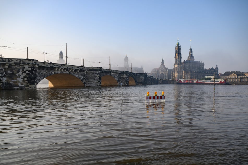 Der Dresdner Elbpegel hat am Mittwochmorgen die 6-Meter-Marke geknackt.