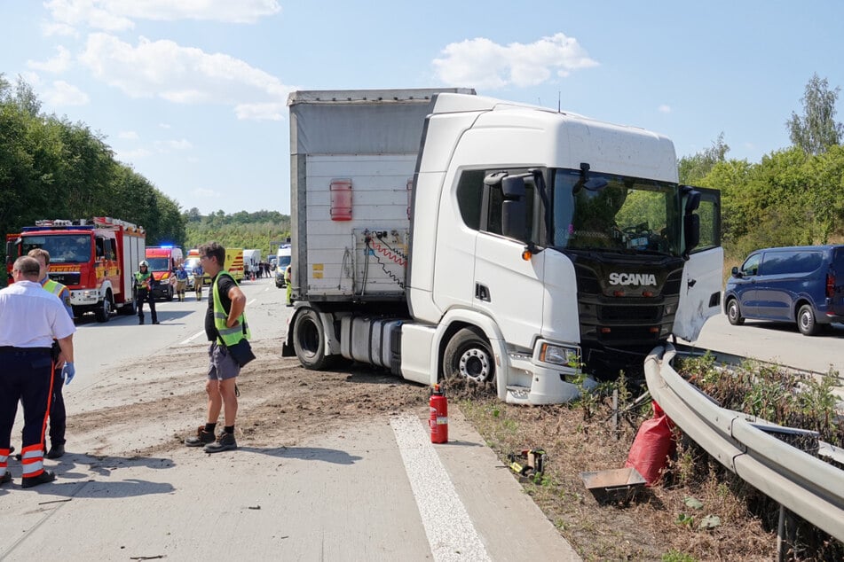 Der Lastwagen krachte in die Mittelleitplanke.