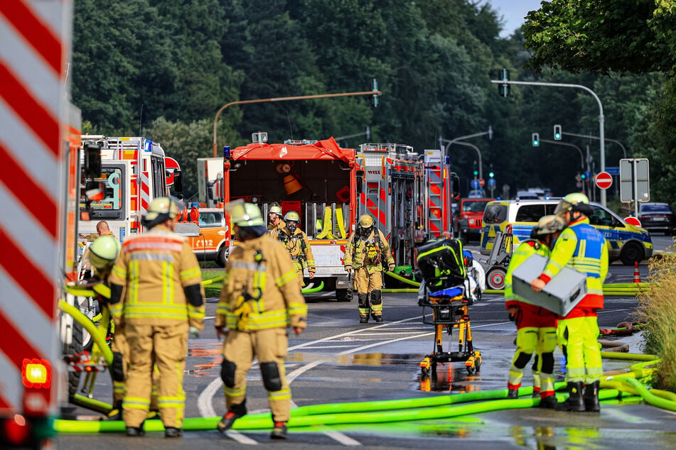 Rund 40 Einsatzkräfte der Feuerwehr Düsseldorf sind vor Ort und sichern das Gebäude.