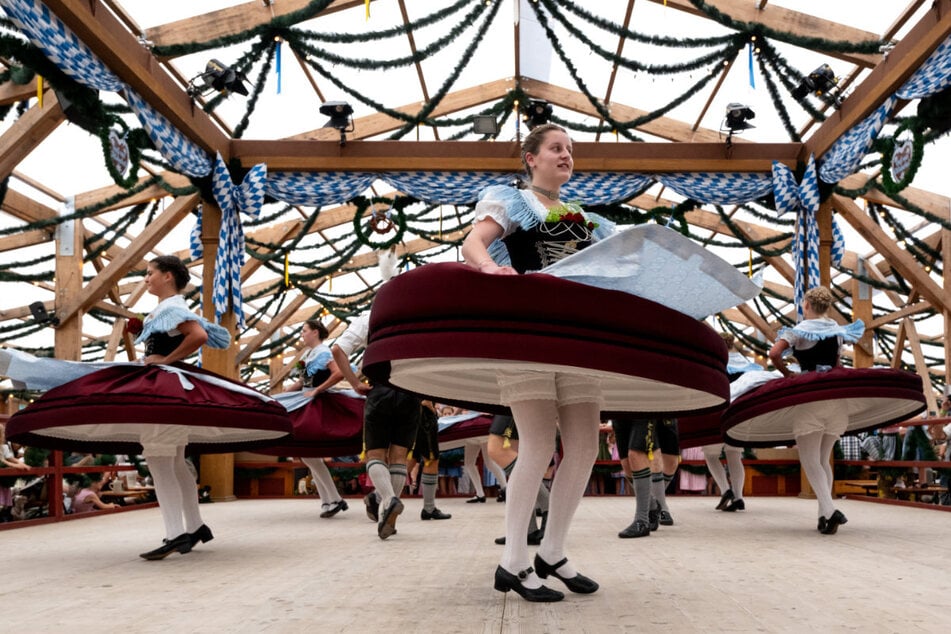 Am ersten Wiesn-Sonntag wird der traditionelle Trachtenumzug Tausende Schaulustige anlocken.