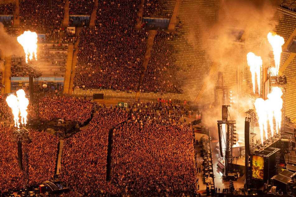 Rund 60.000 Menschen feierten am Mittwochabend im Münchner Olympiastadion beim Konzert der Industrial-Metal-Band "Rammstein".