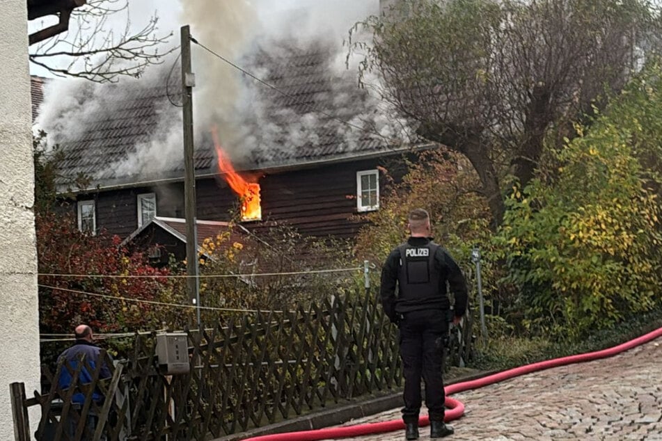 Flammen schlugen aus dem Fenster im Obergeschoss des Wohnhauses.