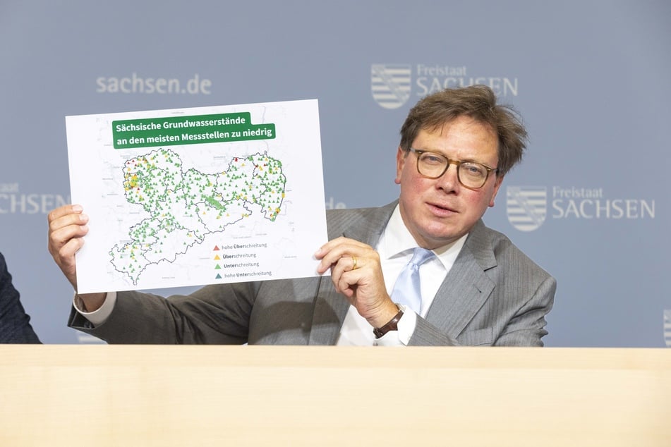 Umweltminister Georg-Ludwig von Breitenbuch (53, CDU) mit einer Karte, welche die Grundwasserstände in Sachsen dokumentiert. Grün steht dabei für viel zu niedrig!