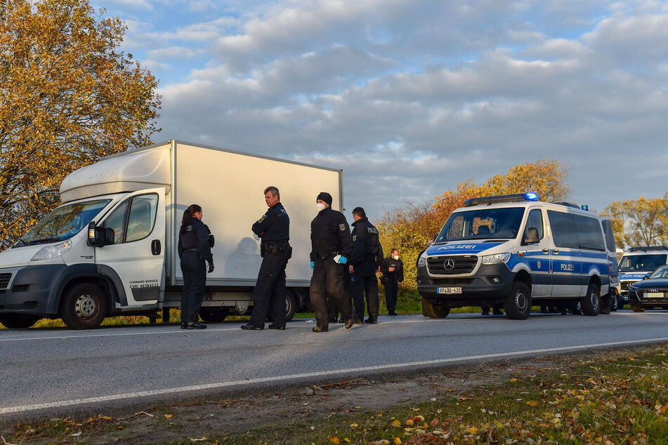 Tatort Autobahnabfahrt Görlitz-Kodersdorf: Bei einer Kontrolle im Oktober 2021 türmt ein Schleuser aus einem Flüchtlingstransporter mit dänischem Kennzeichen - Festnahme.
