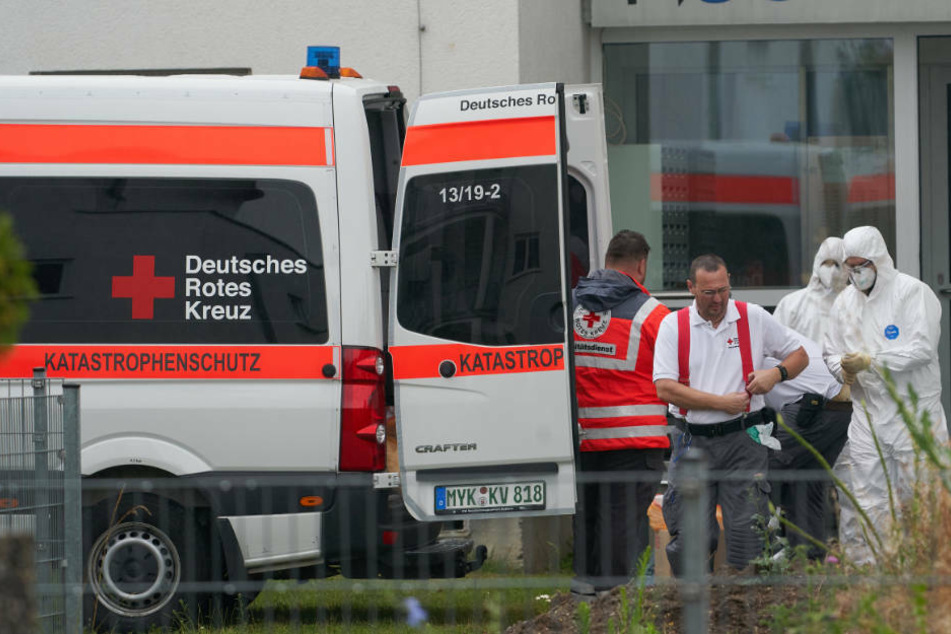 Nach Angaben der Stadt waren am Mittwoch 188 Bewohner getestet worden. Dazu waren 95 Mitarbeiter von Gesundheitsamt, Ordnungsamt, Katastrophenschutz, Polizei und Feuerwehr im Einsatz.