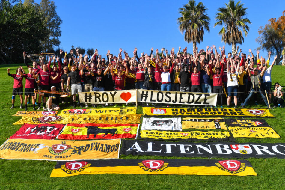 Gruppenfoto mit den Fans im Trainingslager in Mijas/Spanien. Da war die Stimmung bei Mannschaft und Anhängern noch hoffnungsvoll.