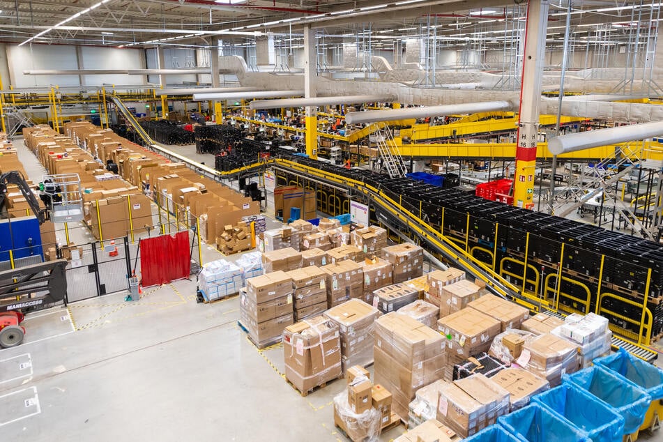 Ware steht in einem Amazon-Logistikzentrum. Insgesamt zwei Millionen gefälschte Artikel wurden aus dem Verkehr gezogen.