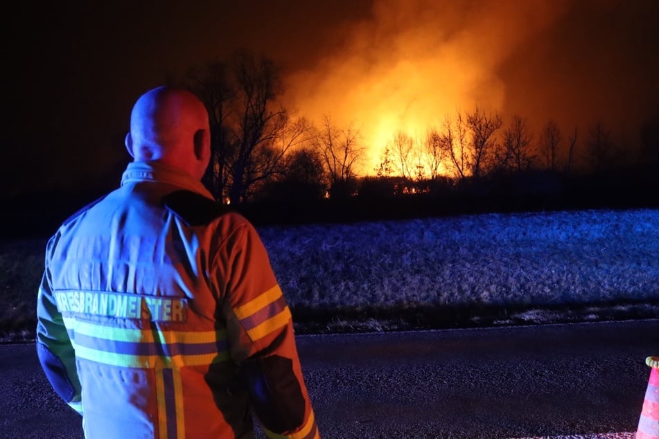 Zunächst kamen die Feuerwehrleute nicht ran - schließlich konnten sie den Brand jedoch löschen.